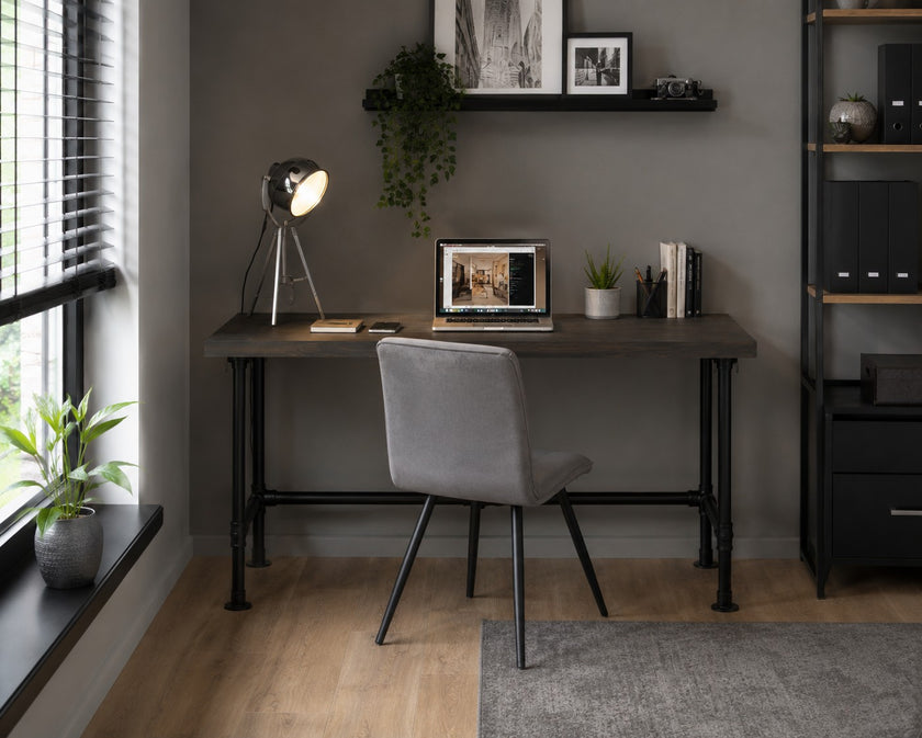 industrieel bureau klasse in een mooie donkere werkkamer. 