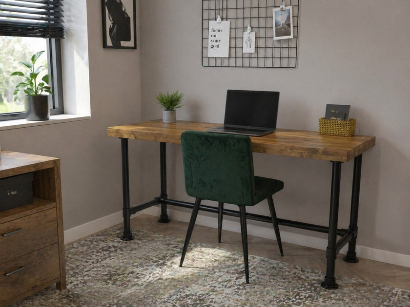 Industrieel bureau Lees van massief hout met zwart metalen buisframe, ingericht in een stijlvolle thuiswerkplek met groene stoel, laptop en daglicht