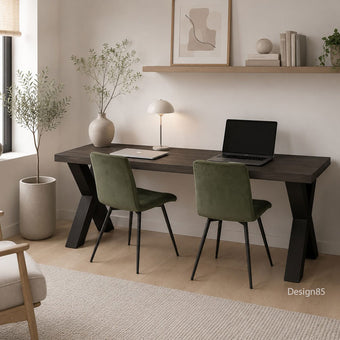 industrieel bureau robuust in een rustige en warme werkkamer.