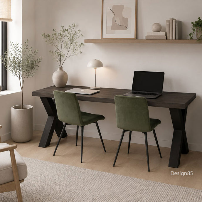 industrieel bureau robuust in een rustige en warme werkkamer.