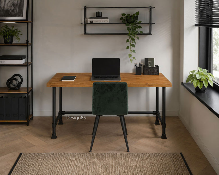 industrieel bureau vierkant in een moderne werkkamer. Vurenhouten blad in de kleur bruin en een onderstel van vierkante kokers