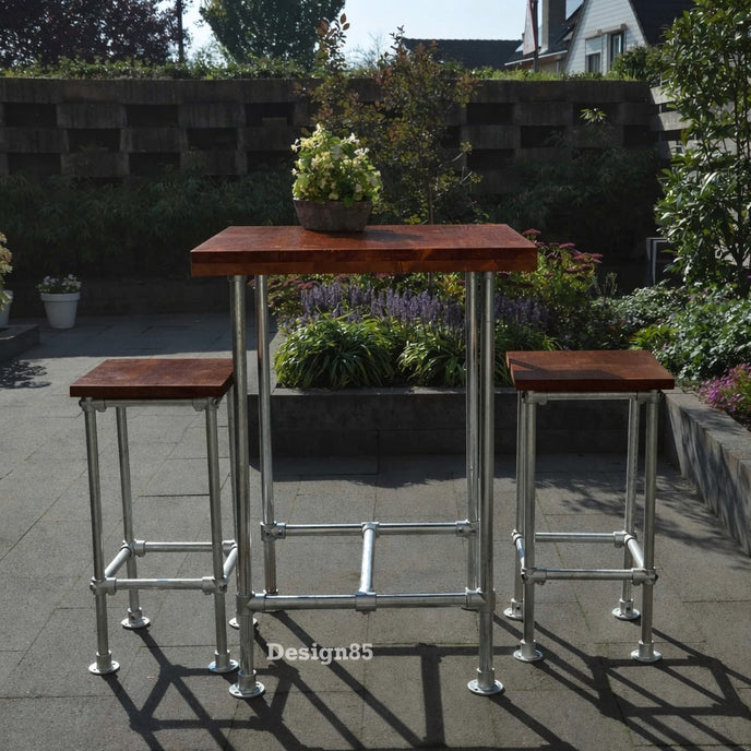 industriele barkruk buiten in de tuin