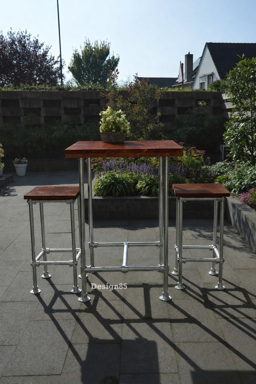 industriele barkruk buiten in de tuin