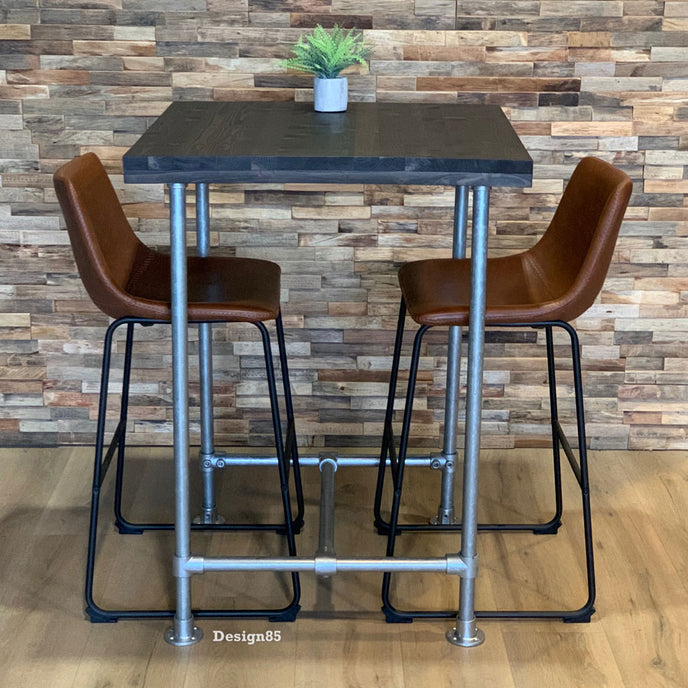 Industriële bartafel van hout en steigerbuizen met twee barkrukken in moderne eetruimte