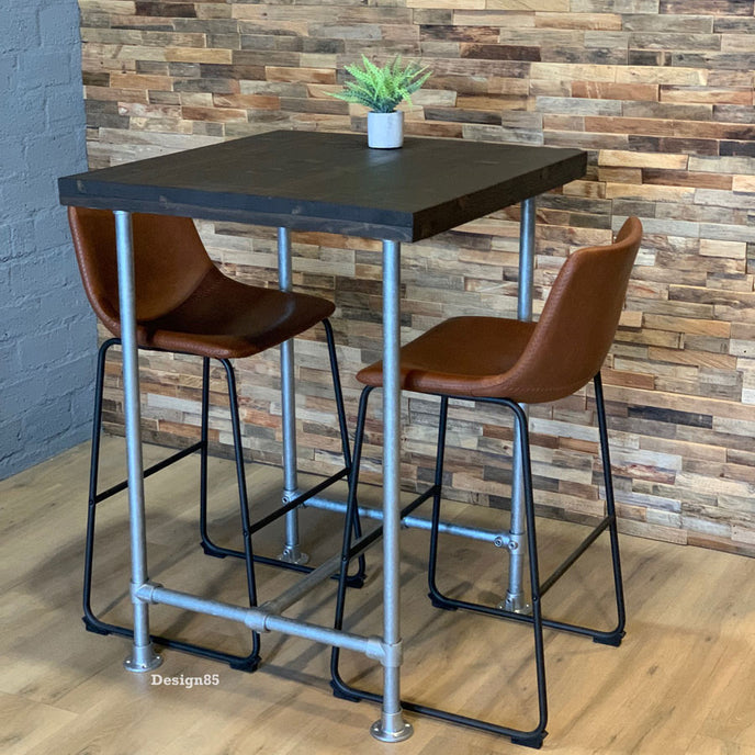 Hoge bartafel met zwart houten blad en metalen onderstel inclusief bruine barkrukken