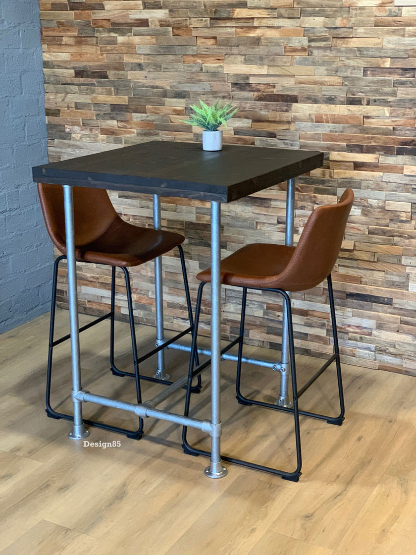 Hoge bartafel met zwart houten blad en metalen onderstel inclusief bruine barkrukken