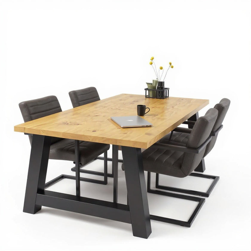 Eiken eettafel Bos in naturel afwerking met stoer industrieel stalen onderstel