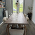 Industriele eiken eettafel heide van de kopse kant bekeken met witte stoelen