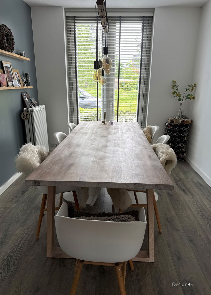 Industriele eiken eettafel heide van de kopse kant bekeken met witte stoelen
