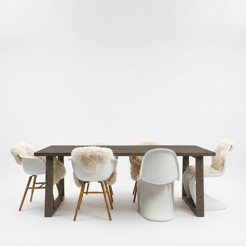 industriele eiken eettafel heide met witte achtergrond en een blad behandeld met de kleur black