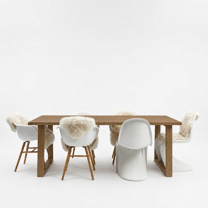 industriele eiken eettafel heide met witte achtergrond en een eiken blad behandeld met de kleur naturel