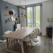 Industriele eiken eettafel heide in een mooie woonkamer met witte stoelen.