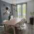 Industriele eiken eettafel heide in een mooie woonkamer met witte stoelen.