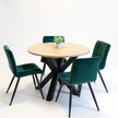 Industriële ronde eiken eettafel met zwart metalen spinpoot onderstel en groene velvet stoelen