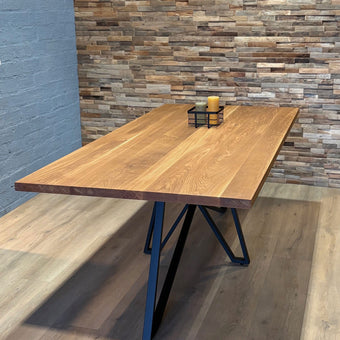 Eiken eettafel industrieel design met stalen poten en moderne stoelen
