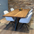 Industriële eettafel met naturel eiken blad en moderne eetkamerstoelen