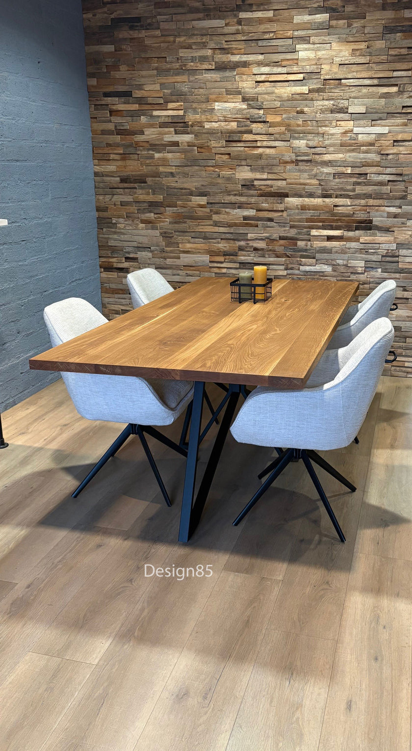 Industriële eettafel met naturel eiken blad en moderne eetkamerstoelen