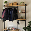 Industriële kapstok Glans met zwart metalen frame, houten planken en ruime opbergruimte voor jassen en schoenen.