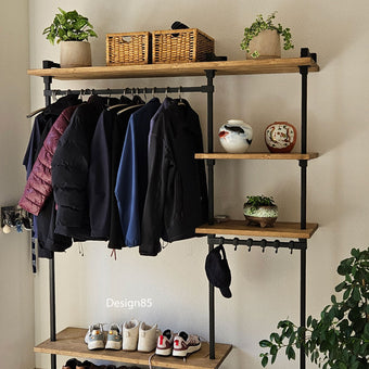 Industriële kapstok Glans met zwart metalen frame, houten planken en ruime opbergruimte voor jassen en schoenen.