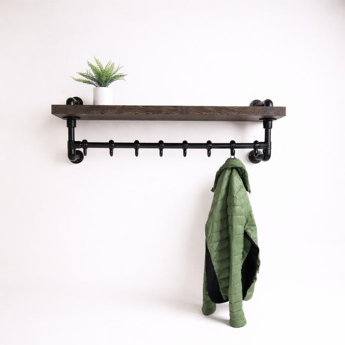 Kapstok industrieel met massief boomstam plank en stalen buizen