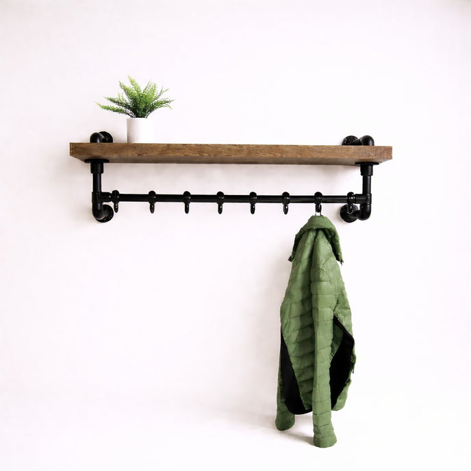 Stoere wandkapstok met boomstam hout en zwart stalen hakenrij