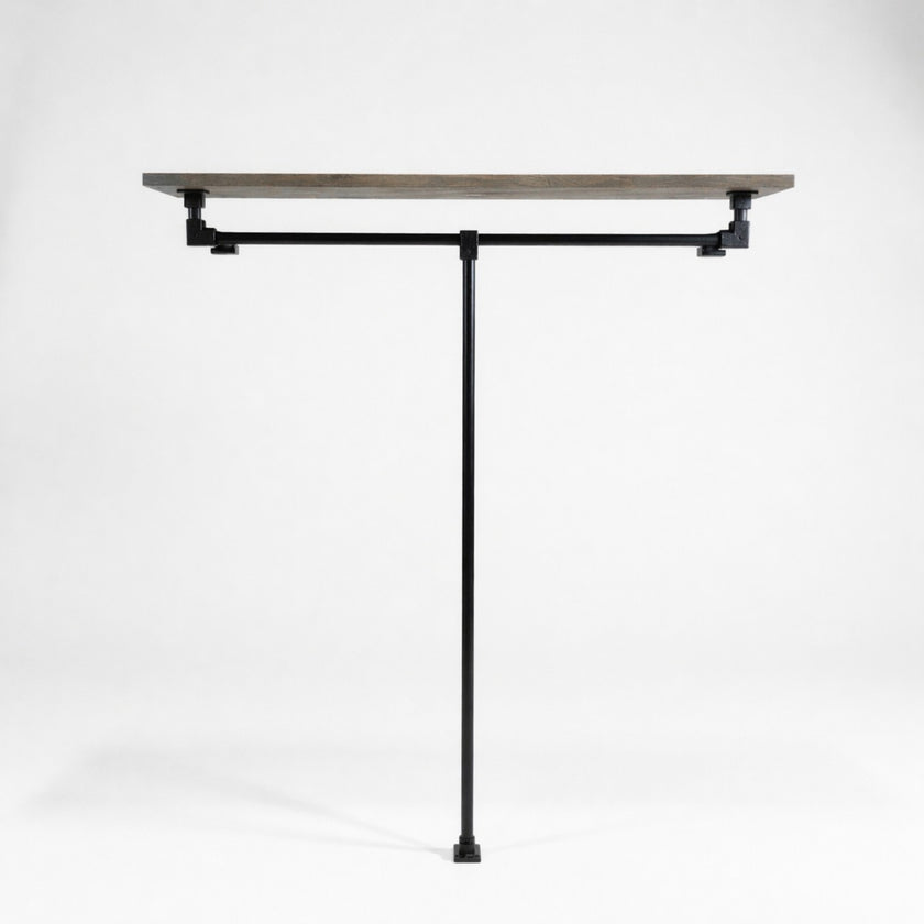 Industriële open kledingkast van zwart staal met legplank in taupe wax op een witte achtergrond.