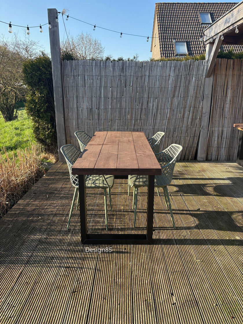 Buitentafel van douglas hout met industrieel stalen frame op houten vlonder