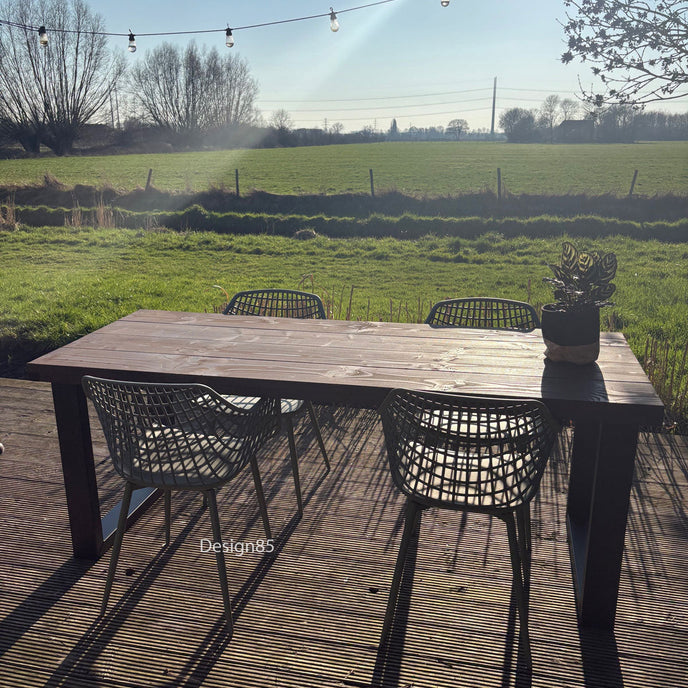 Rechthoekige industriële tuintafel met massief douglas blad en metalen onderstel