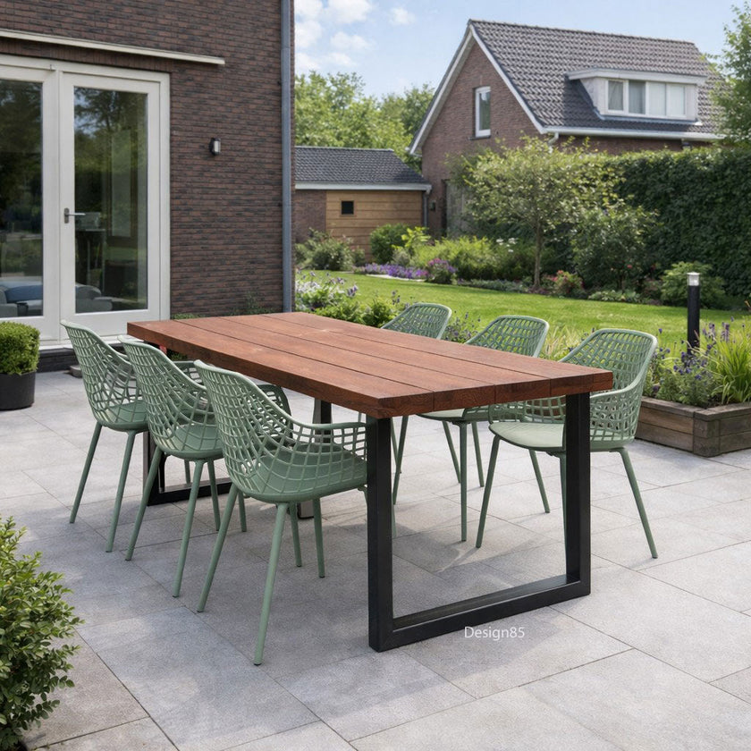 Industriële tuintafel van douglas hout met zwart stalen onderstel op terras – Design85