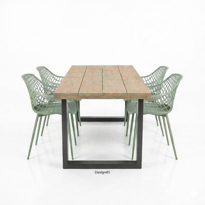 Moderne tuintafel van douglas hout met industrieel stalen frame en groene tuinstoelen