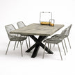 Industriële eettafel met massief douglas blad en zwart metalen matrixpoot op witte achtergrond