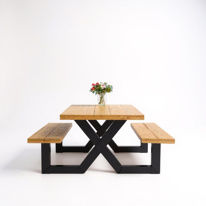 Industriele tuintafel picknick met onehandeld douglas houten blad. 
