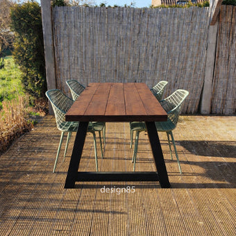 Industriële tuintafel met zwart stalen A-poot en Douglas houten blad in zonnige tuinsetting
