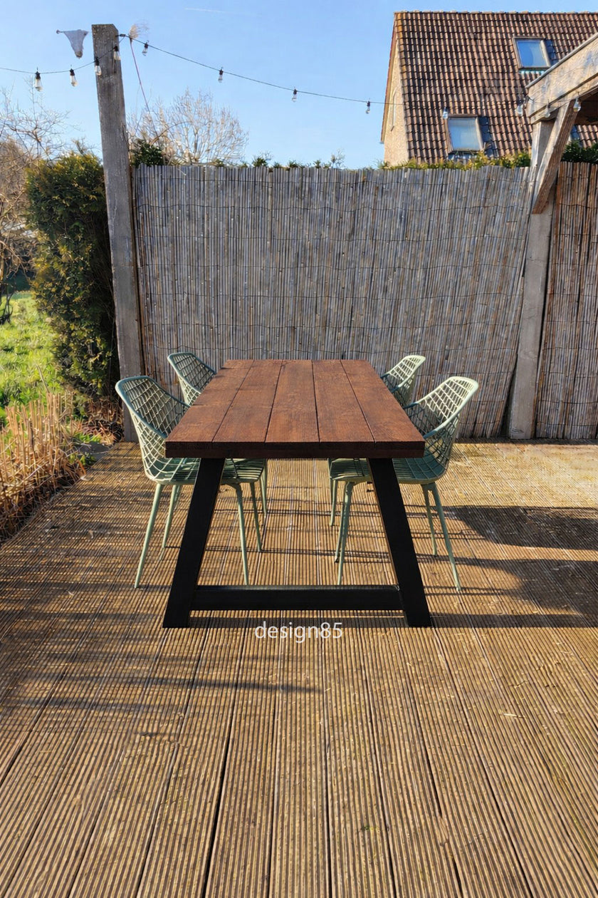 Industriële tuintafel met zwart stalen A-poot en Douglas houten blad in zonnige tuinsetting