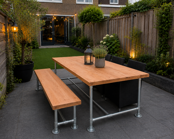 Industriele tuintafel steigerbuis met een Douglas tafelblad en een verzinkt steigerbuis onderstel