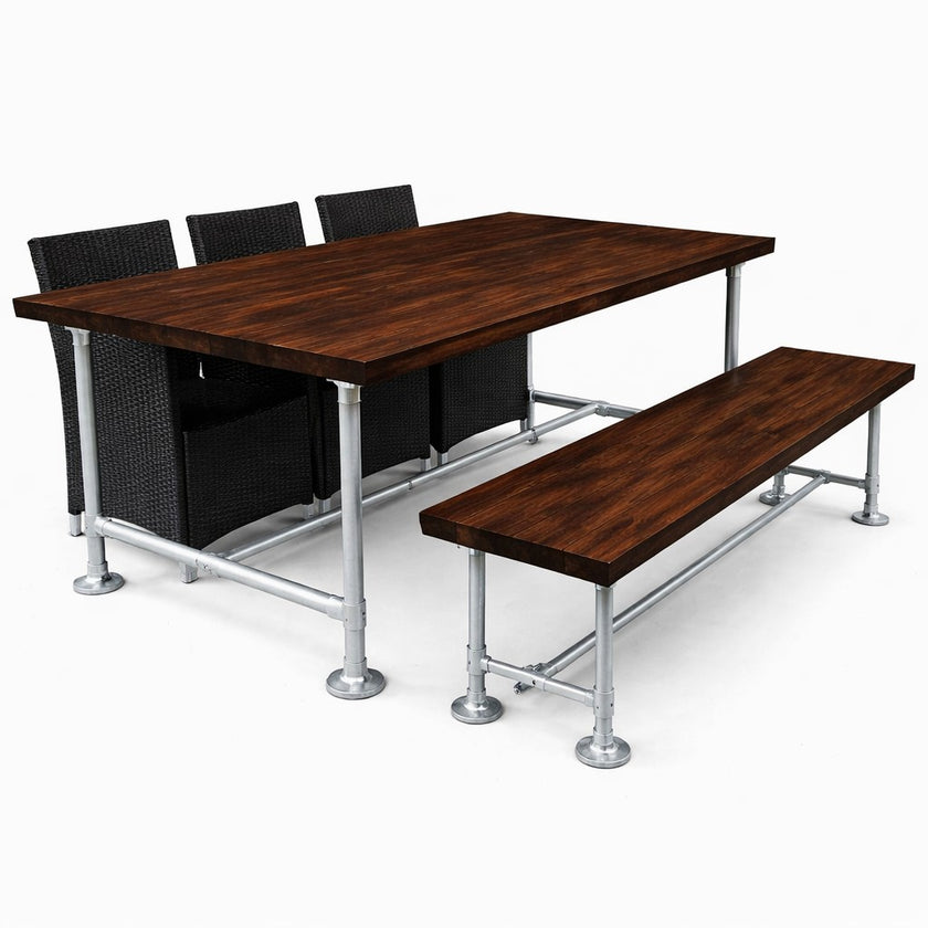 Industriële tuintafel met bijpassende bank van steigerbuizen en hout in rich brown, gecombineerd met zwarte stoelen op een witte achtergrond.