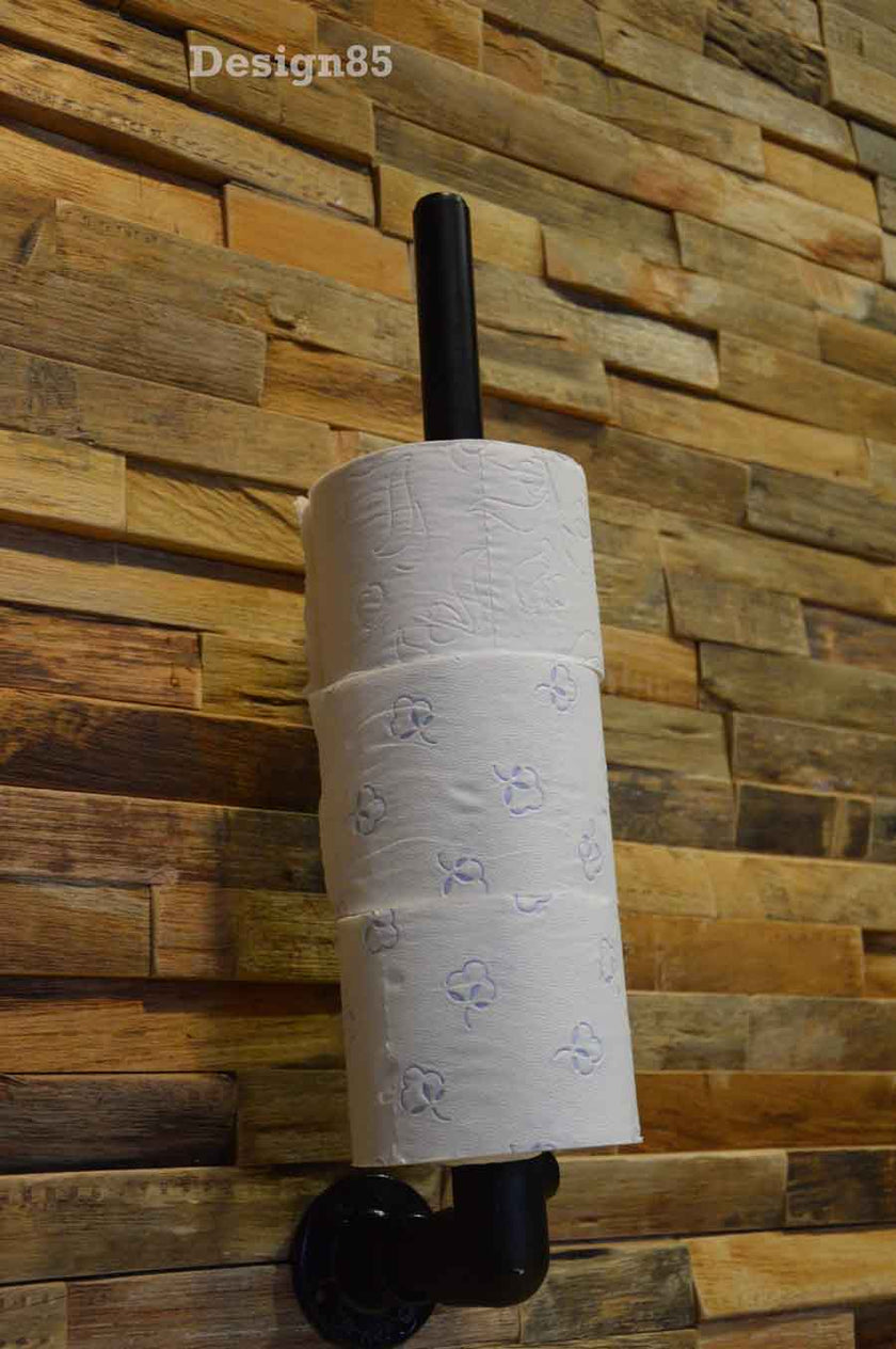 industriele wc rolhouder hangend aan de muur en met hier op de foto met 3 rollen wc papier.