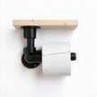 Industriële WC rolhouder Deluxe met plankje van onbehandeld vurenhout en zwarte steigerbuizen – Design85.