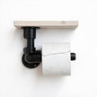 Industriële WC rolhouder Deluxe met wit gebeitst houten plankje en zwarte stalen buizen voor een stoere badkamer – Design85.