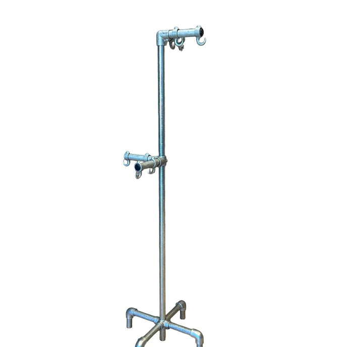 Kapstok staand industrieel van verzinkte steigerbuizen met robuuste metalen haken