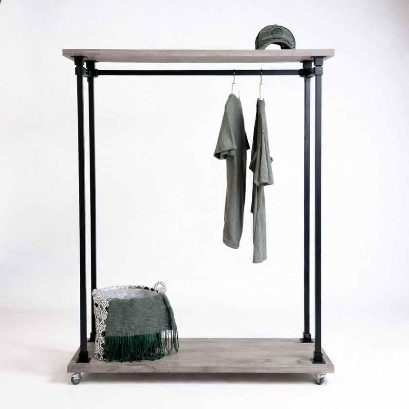 Kapstok Staand Kledinghanger met taupe vurenhouten planken, zwarte stalen kokerconstructie, kledingroede en wieltjes.