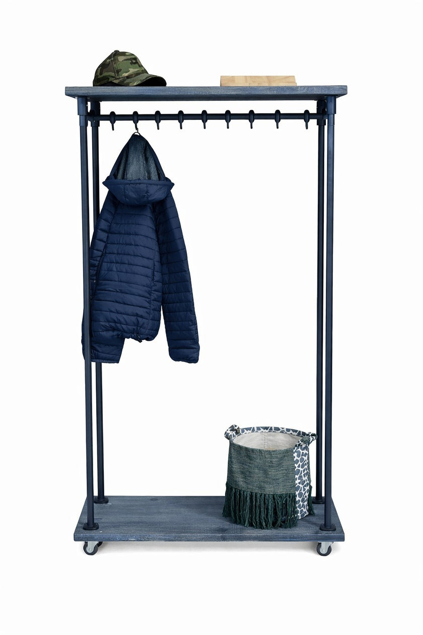 kapstok staand met zwart metalen frame en donker houten planken op wielen
