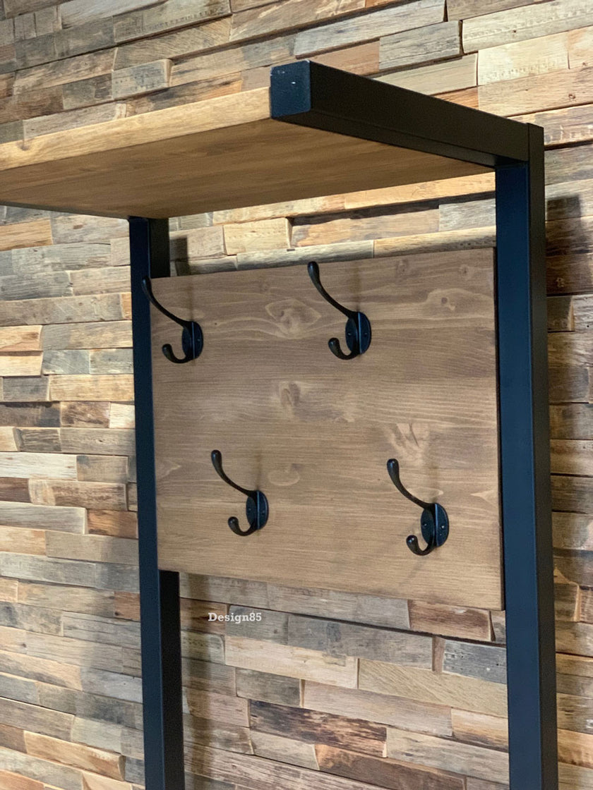 Moderne hal kapstok met zitbank, zwarte metalen frame en houten panelen
