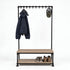 Kapstok zwart staand met taupe vurenhouten planken, zwart metalen frame, stevige zitbank en opbergruimte voor schoenen.