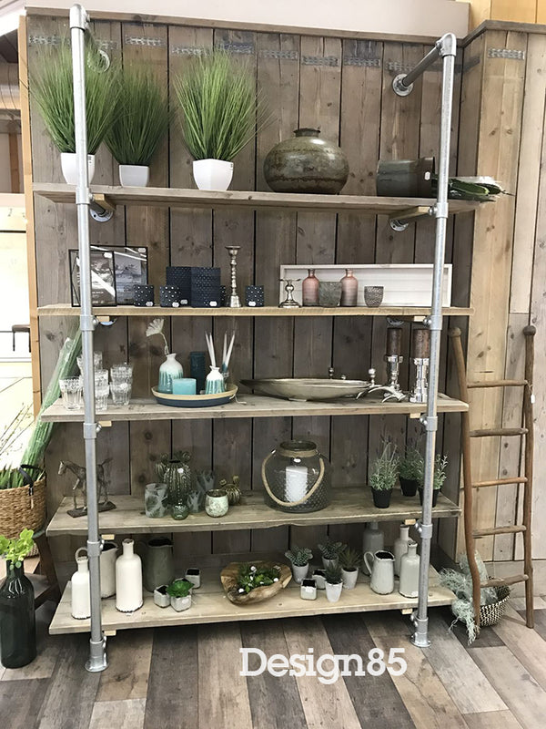 Kast steigerbuis die gebruikt is in een bloemenwinkel om diverse planten op te presenteren.