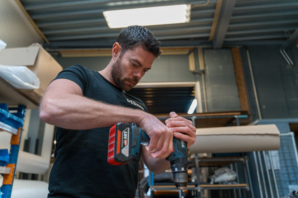 Kevin Veldkamp in de werkplaats van DESIGN85