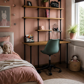 kinderbureau stoer in een mooie meiden kamer! Het bureau is behandeld met een bruine wax.