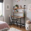 kinderbureau zwart in een mooie kinderkamer met een vurenhouten blad in de kleur bruin.