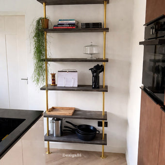 Industrieel kledingrek met houten planken in een sfeervolle woonkamer met decoratie en accessoires