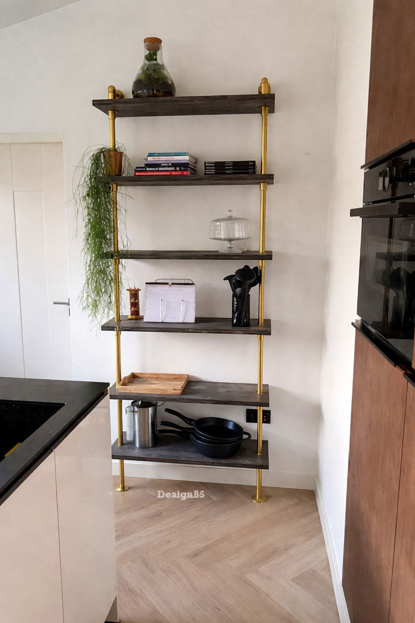 Industrieel kledingrek met houten planken in een sfeervolle woonkamer met decoratie en accessoires